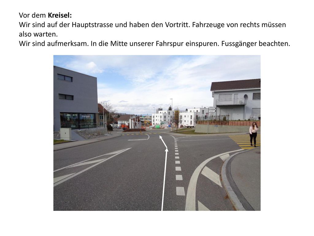 Vor dem Kreisel: Wir sind auf der Hauptstrasse und haben den Vortritt