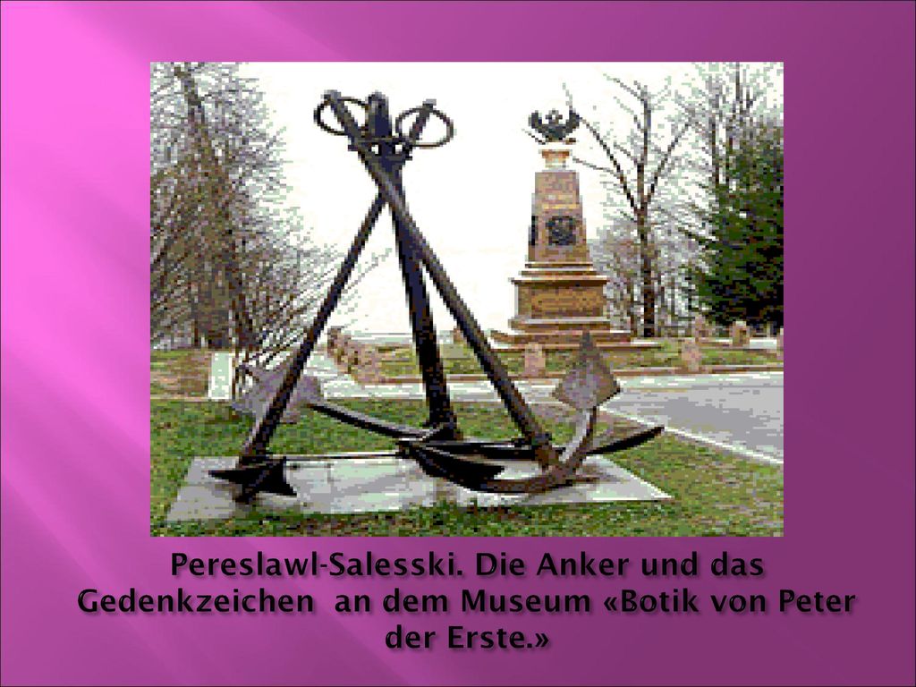 Pereslawl-Salesski. Die Anker und das Gedenkzeichen an dem Museum «Botik von Peter der Erste.»