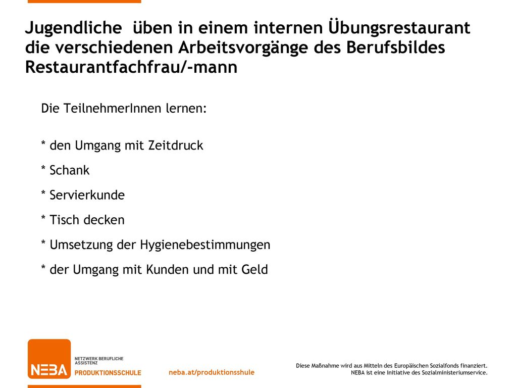 Jugendliche üben in einem internen Übungsrestaurant die verschiedenen Arbeitsvorgänge des Berufsbildes Restaurantfachfrau/-mann