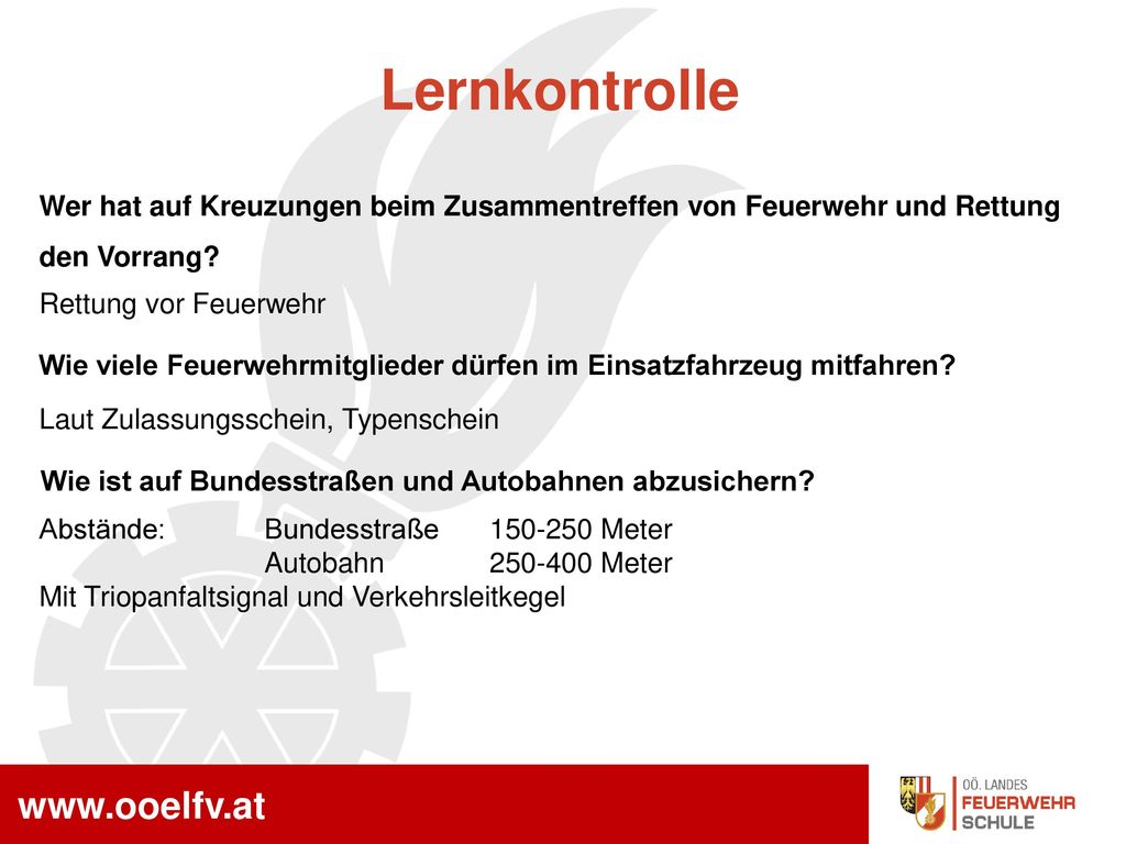 Lernkontrolle Wer hat auf Kreuzungen beim Zusammentreffen von Feuerwehr und Rettung. den Vorrang Rettung vor Feuerwehr.