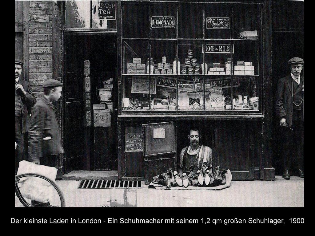 Der kleinste Laden in London - Ein Schuhmacher mit seinem 1,2 qm großen Schuhlager, 1900