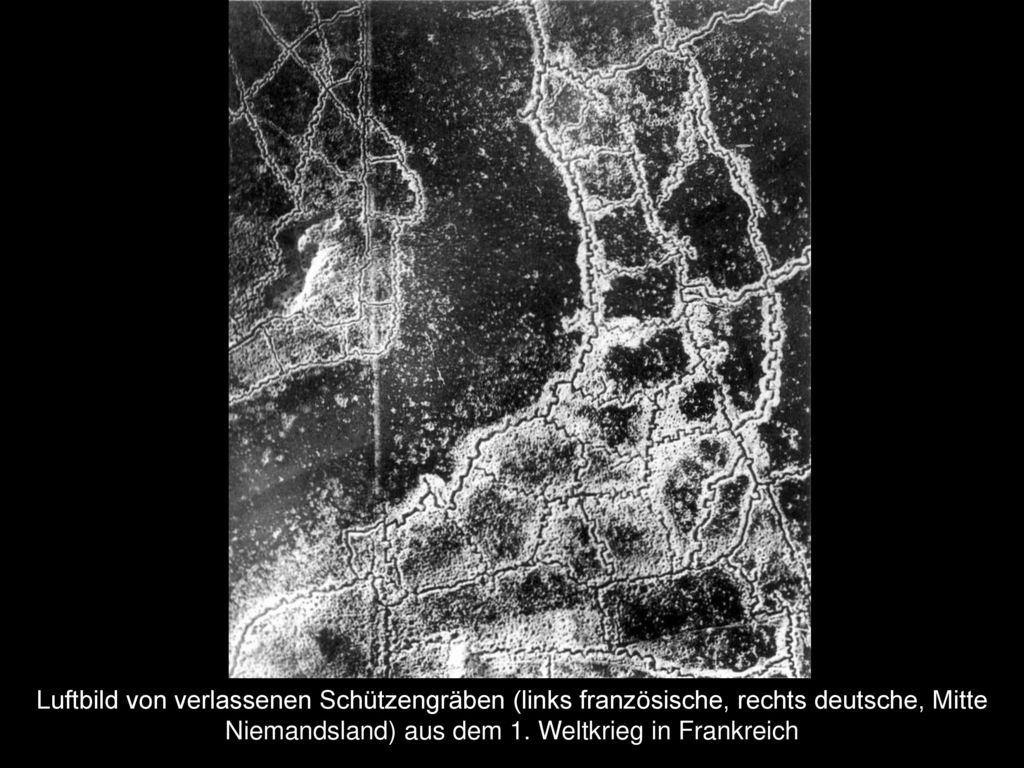 Luftbild von verlassenen Schützengräben (links französische, rechts deutsche, Mitte Niemandsland) aus dem 1.