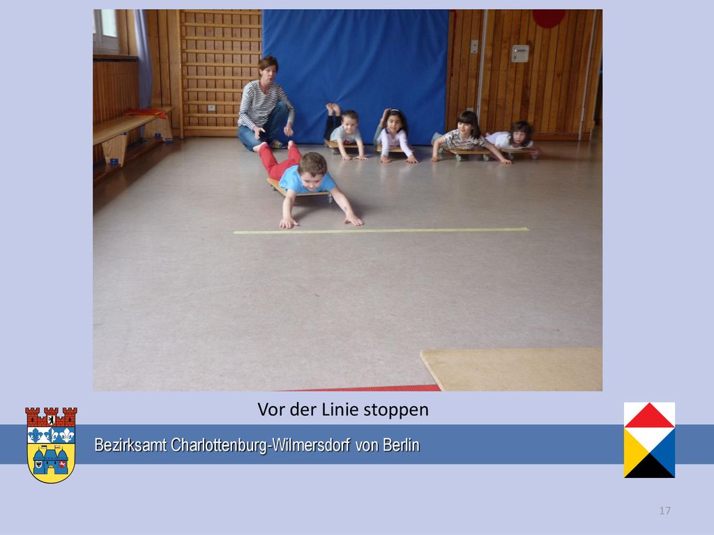 Der Junge auf dem Rollbrett spannt seinen Körper so an,