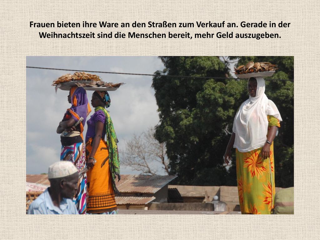 Frauen bieten ihre Ware an den Straßen zum Verkauf an