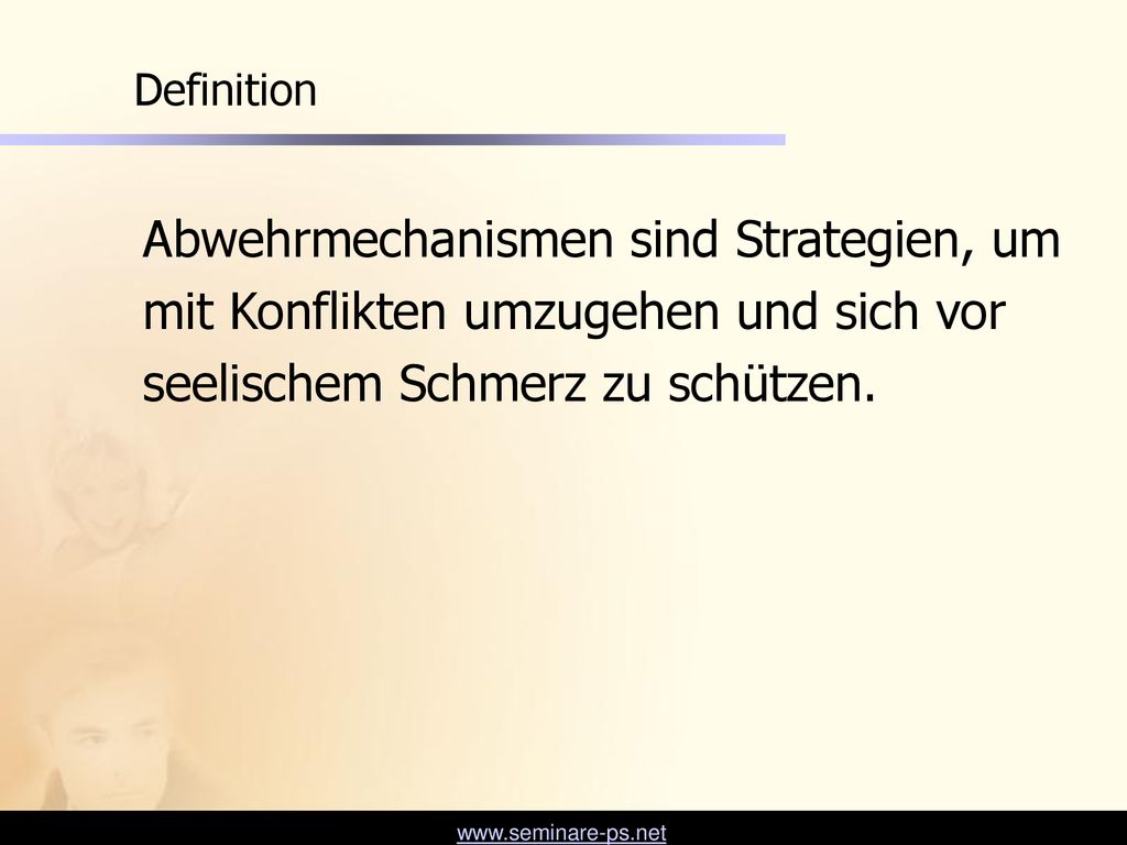 Definition Abwehrmechanismen sind Strategien, um mit Konflikten umzugehen und sich vor seelischem Schmerz zu schützen.