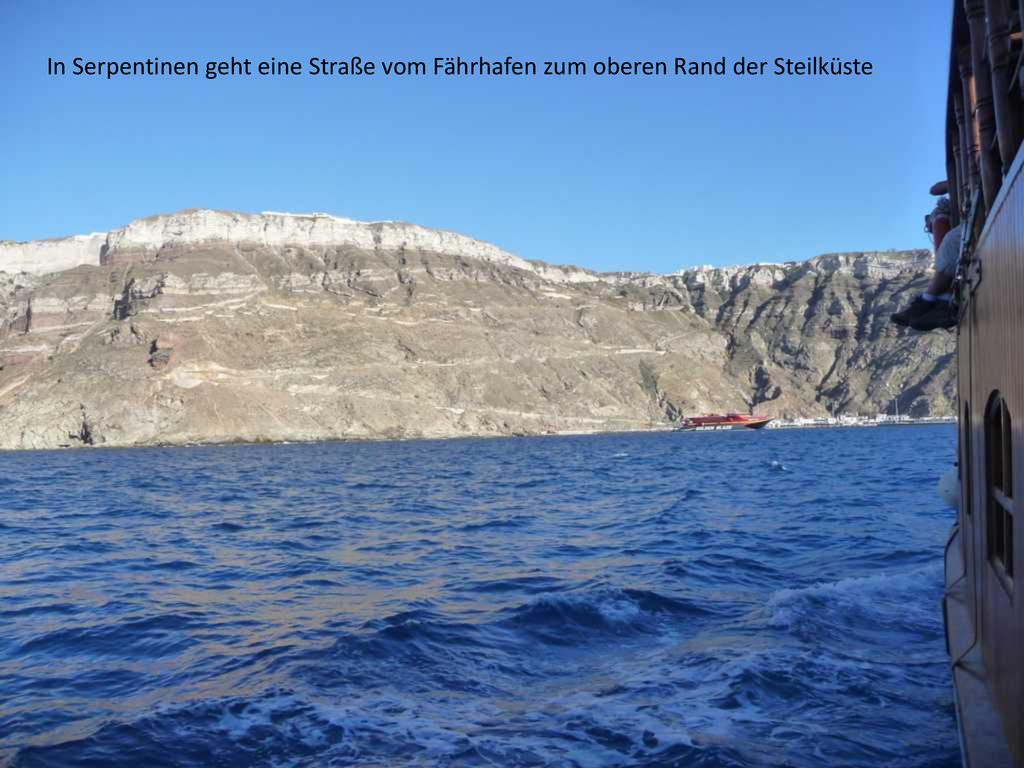 In Serpentinen geht eine Straße vom Fährhafen zum oberen Rand der Steilküste