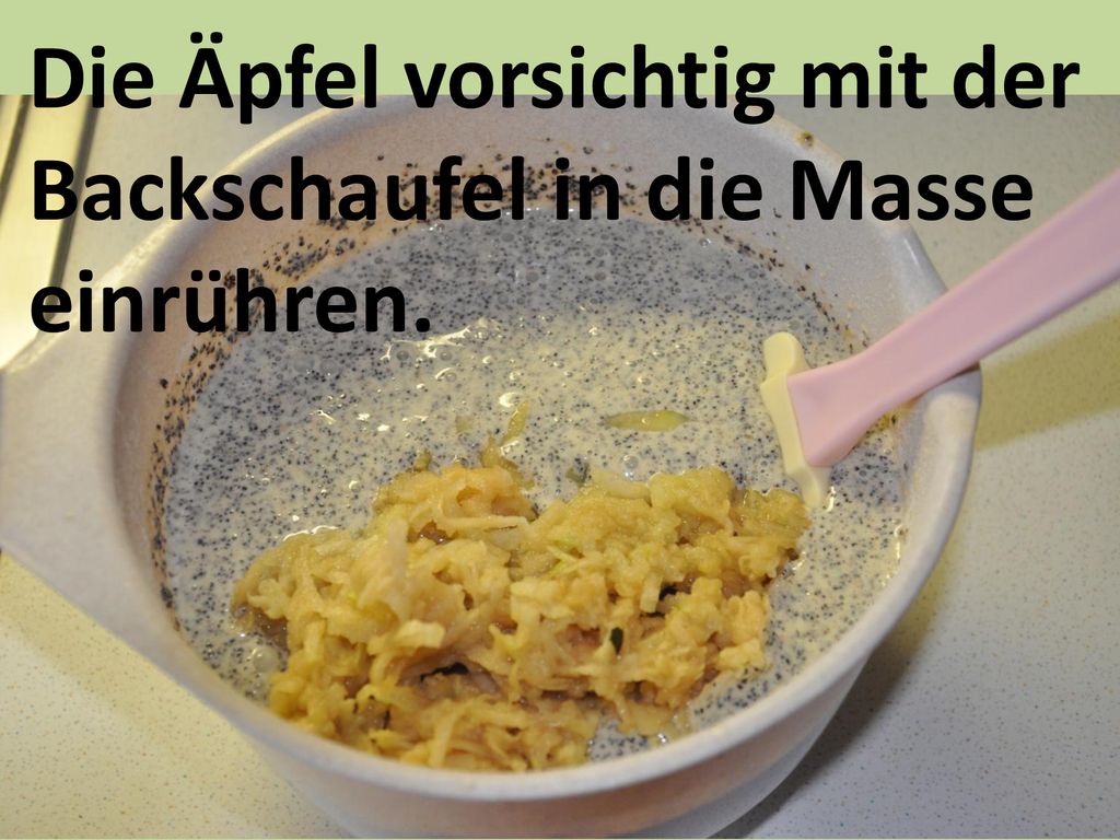 Die Äpfel vorsichtig mit der Backschaufel in die Masse einrühren.