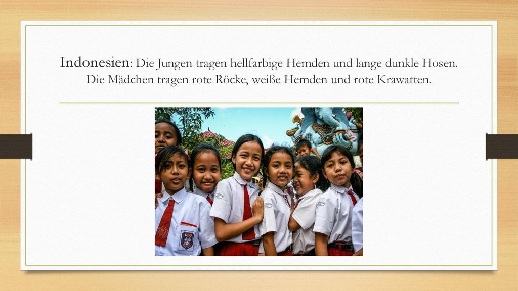 Indonesien: Die Jungen tragen hellfarbige Hemden und lange dunkle Hosen.