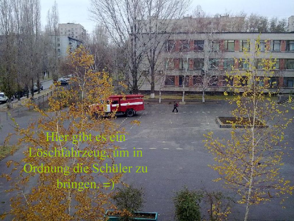 Hier gibt es ein Löschfahrzeug, úm in Ordnung die Schüler zu bringen