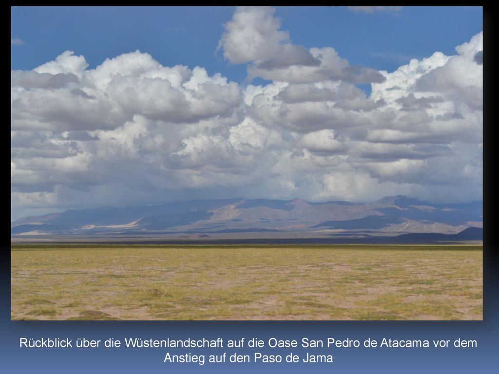 Rückblick über die Wüstenlandschaft auf die Oase San Pedro de Atacama vor dem Anstieg auf den Paso de Jama