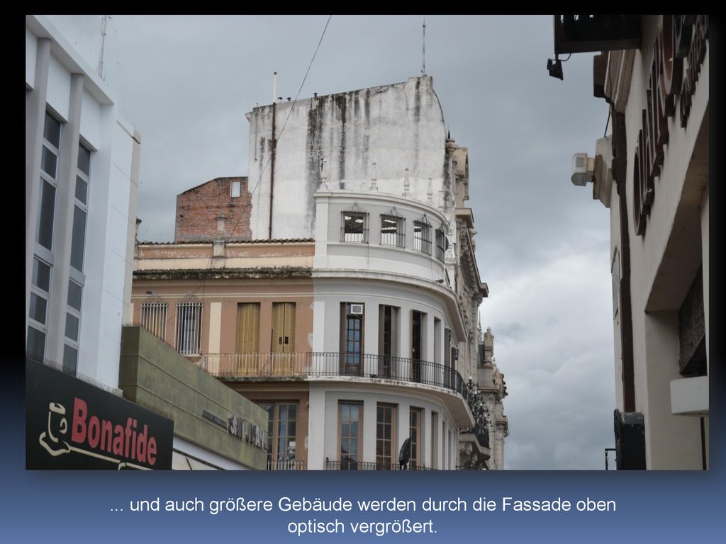 ... und auch größere Gebäude werden durch die Fassade oben optisch vergrößert.