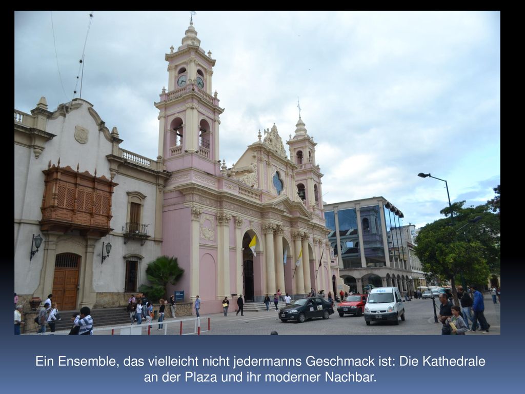Ein Ensemble, das vielleicht nicht jedermanns Geschmack ist: Die Kathedrale an der Plaza und ihr moderner Nachbar.