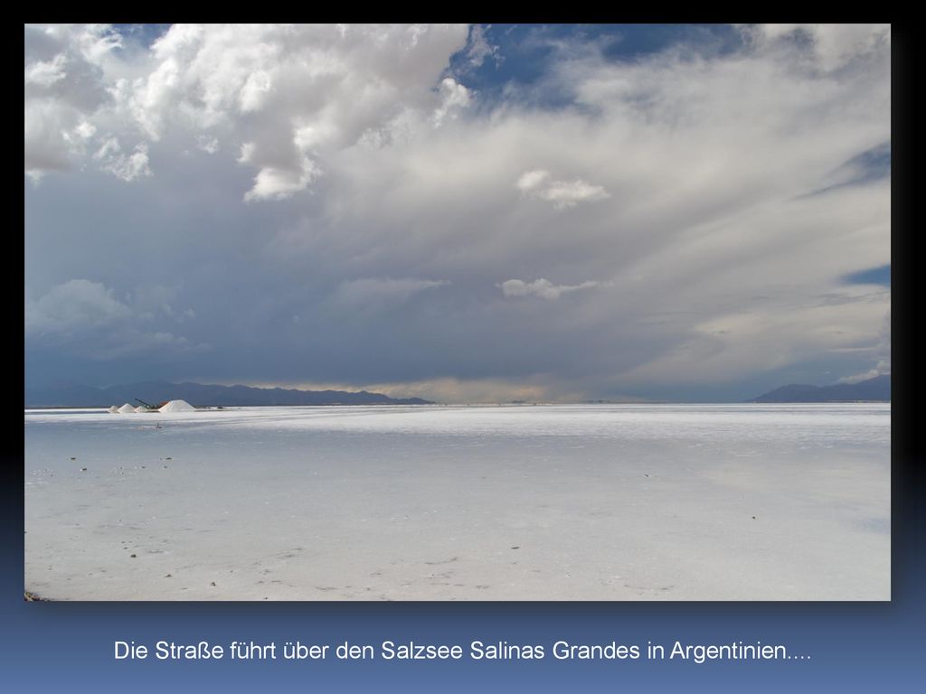 Die Straße führt über den Salzsee Salinas Grandes in Argentinien....