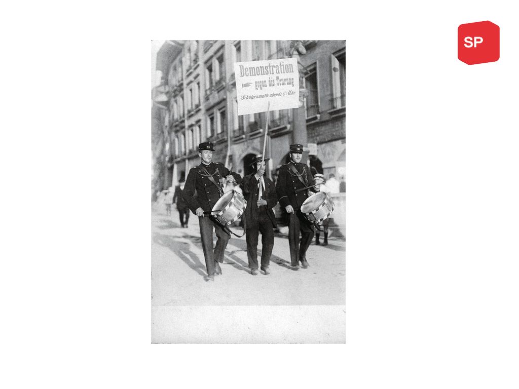 Während des ganzen 1. Weltkrieges gab es deswegen viele Demonstrationen und Streiks. Das Foto hier zeigt den Aufruf zur Demonstration gegen die Teuerung in Bern 1915.