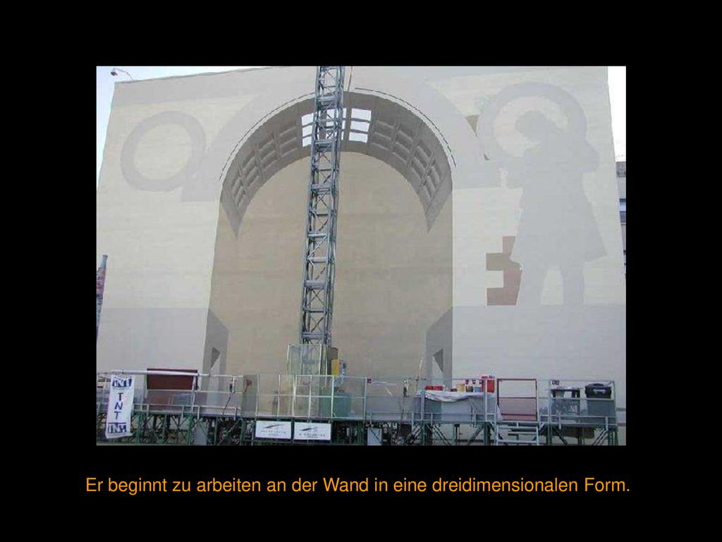Er beginnt zu arbeiten an der Wand in eine dreidimensionalen Form.