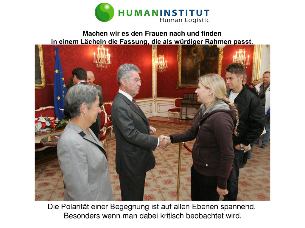 Machen wir es den Frauen nach und finden in einem Lächeln die Fassung, die als würdiger Rahmen passt.