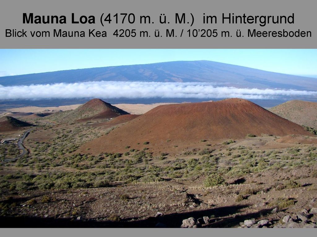 Mauna Loa (4170 m. ü. M.) im Hintergrund Blick vom Mauna Kea 4205 m.