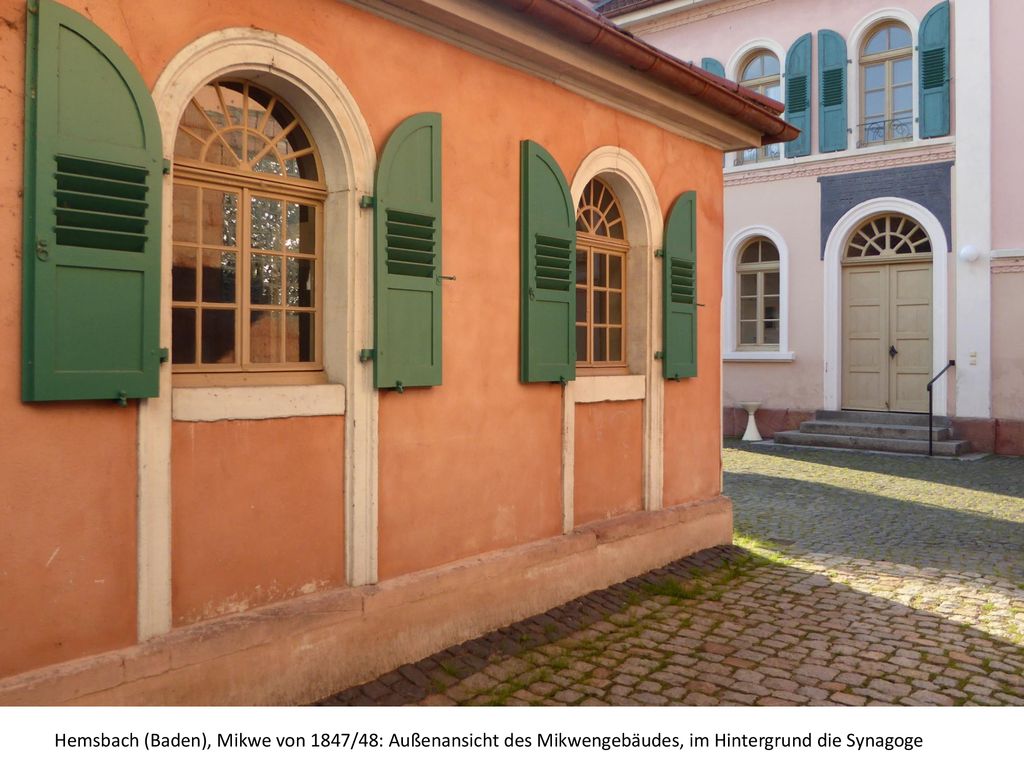 Hemsbach (Baden), Mikwe von 1847/48: Außenansicht des Mikwengebäudes, im Hintergrund die Synagoge