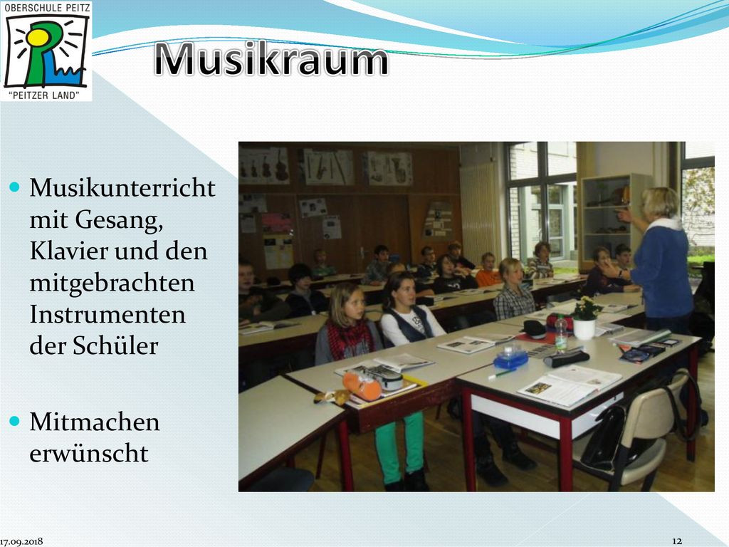 Musikraum Musikunterricht mit Gesang, Klavier und den mitgebrachten Instrumenten der Schüler. Mitmachen erwünscht.