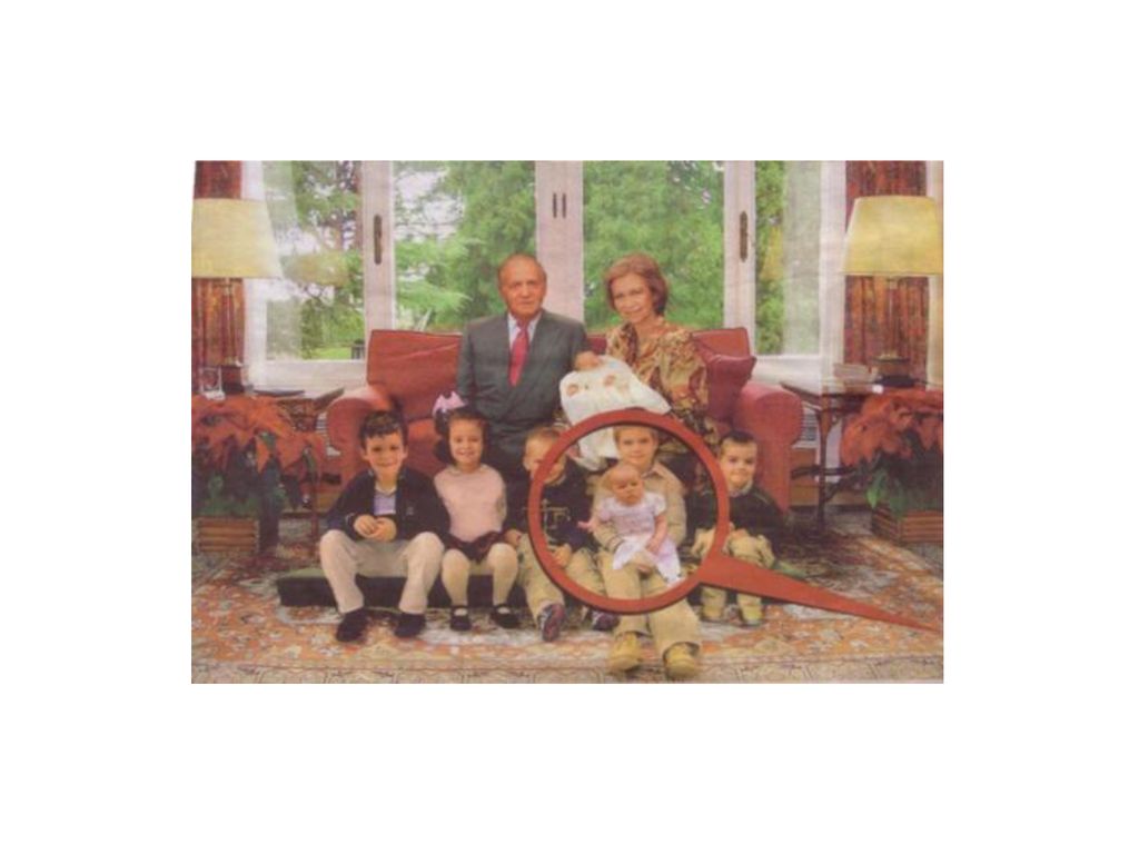 Ein Beispiel einer Manipulation, die von der Zeitung El Mundo aufgedeckt wurde und im Bild am Sonntag vom 25. Dezember 2005 auf Deutsch erzählt wurde: Das erste (s. oben) Bild zeigt eine Weihnachtsfoto mit Spaniens König Juan Carlos und seiner Frau Sophia. Auf dem Bild sind auch 7 Enkel. Die 7 Monate alte Irene wurde ihrem Bruder Juan auf das Schoss montiert. Ein Palastsprecher bestätigte, dass das Bild aus verschiedenen früheren Aufnahmen zusammengesetzt worden ist.