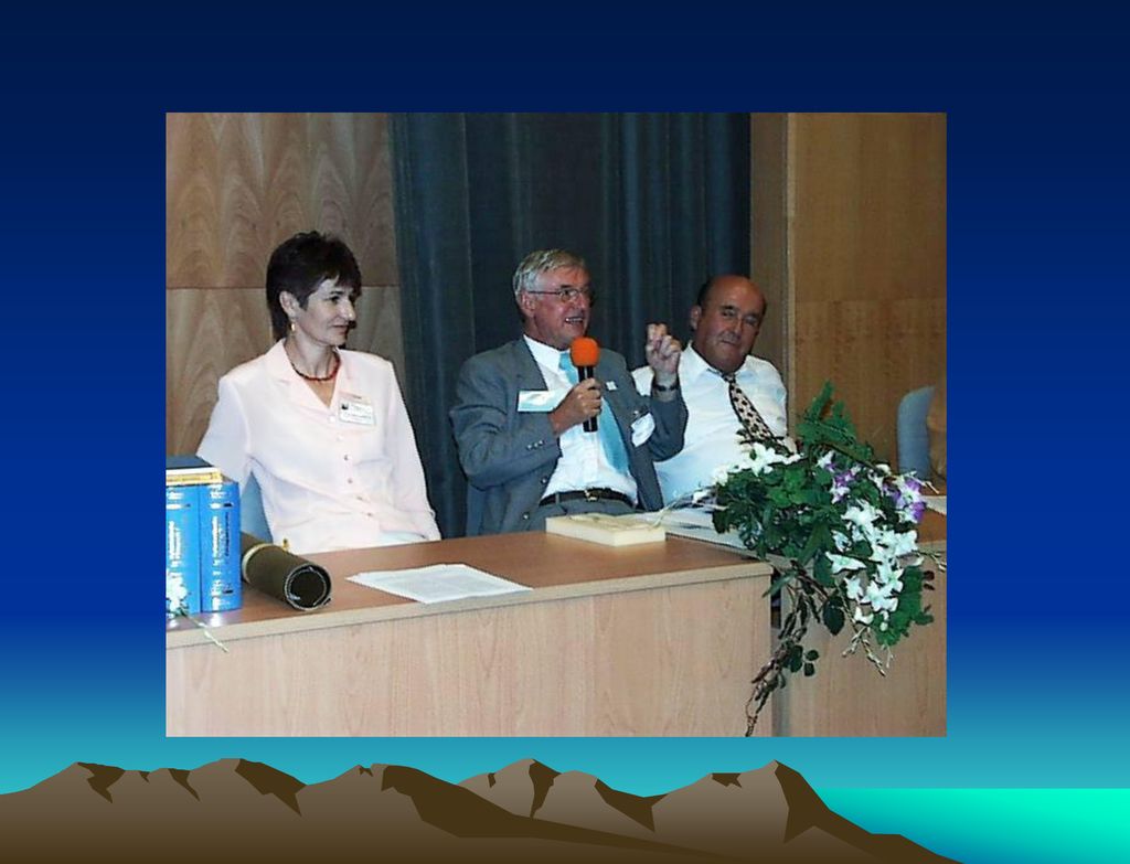 prof. Helmar FRANK (D-Paderborn, ILO - Internacional Lingvo, drží mikrofón) Tech.vzdelávania, ako súhrn metód prípravy na vyučovanie, ktoré sú vzhľadom k vyučovacím cieľom čo najúčelnejšie, najoptimálnejšie - tieto metódy sú fundované teoreticky a overované vedecky empirickým pozorovaním.