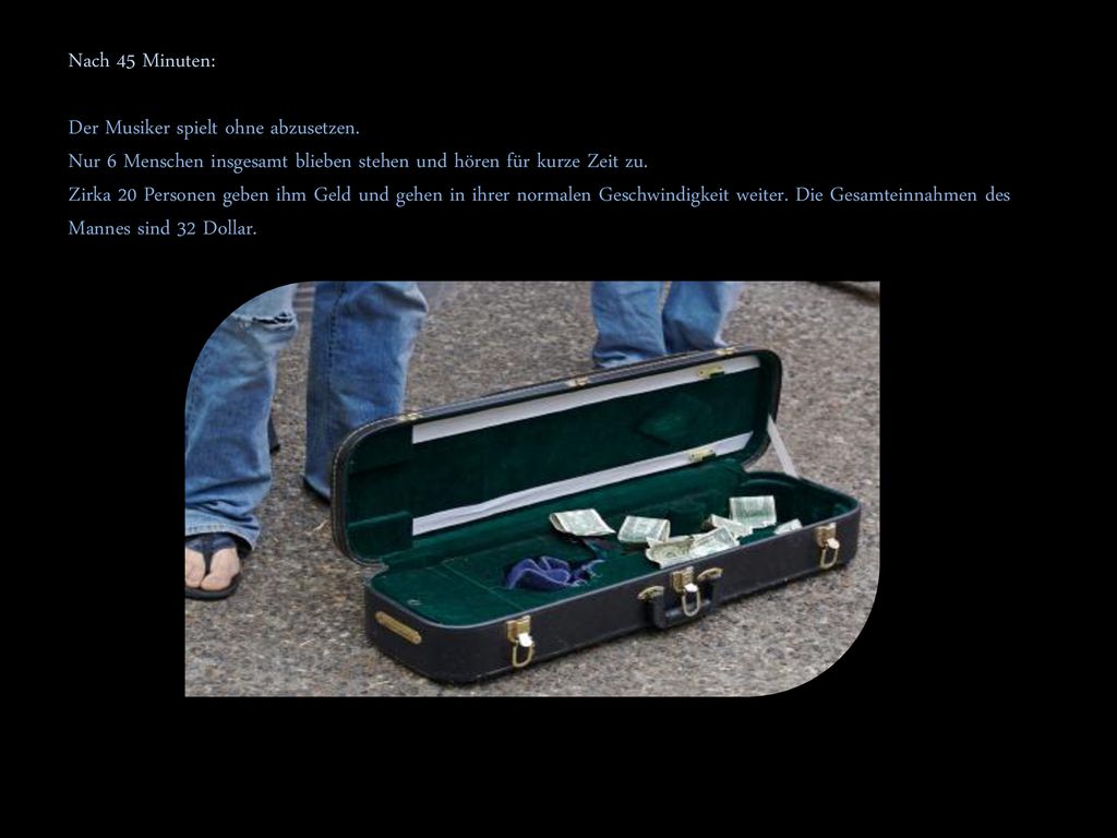 Nach 45 Minuten: Der Musiker spielt ohne abzusetzen. Nur 6 Menschen insgesamt blieben stehen und hören für kurze Zeit zu.