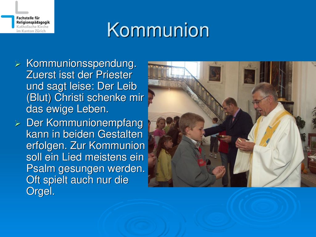 Kommunion Kommunionsspendung. Zuerst isst der Priester und sagt leise: Der Leib (Blut) Christi schenke mir das ewige Leben.