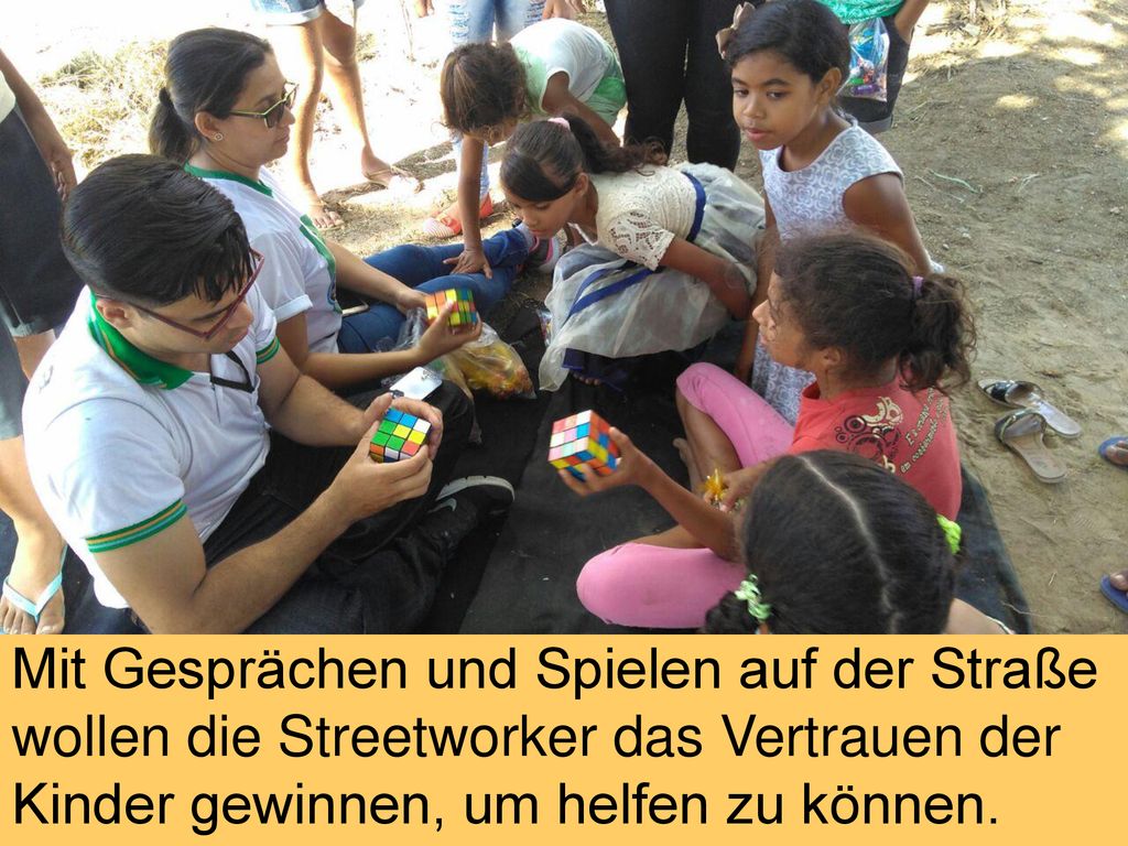 Mit Gesprächen und Spielen auf der Straße wollen die Streetworker das Vertrauen der Kinder gewinnen, um helfen zu können.