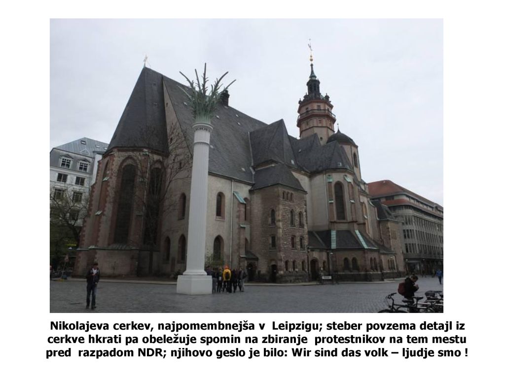 Nikolajeva cerkev, najpomembnejša v Leipzigu; steber povzema detajl iz cerkve hkrati pa obeležuje spomin na zbiranje protestnikov na tem mestu pred razpadom NDR; njihovo geslo je bilo: Wir sind das volk – ljudje smo !