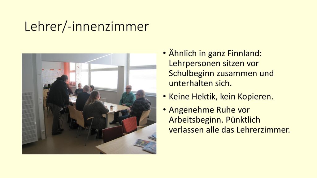 Lehrer/-innenzimmer Ähnlich in ganz Finnland: Lehrpersonen sitzen vor Schulbeginn zusammen und unterhalten sich.