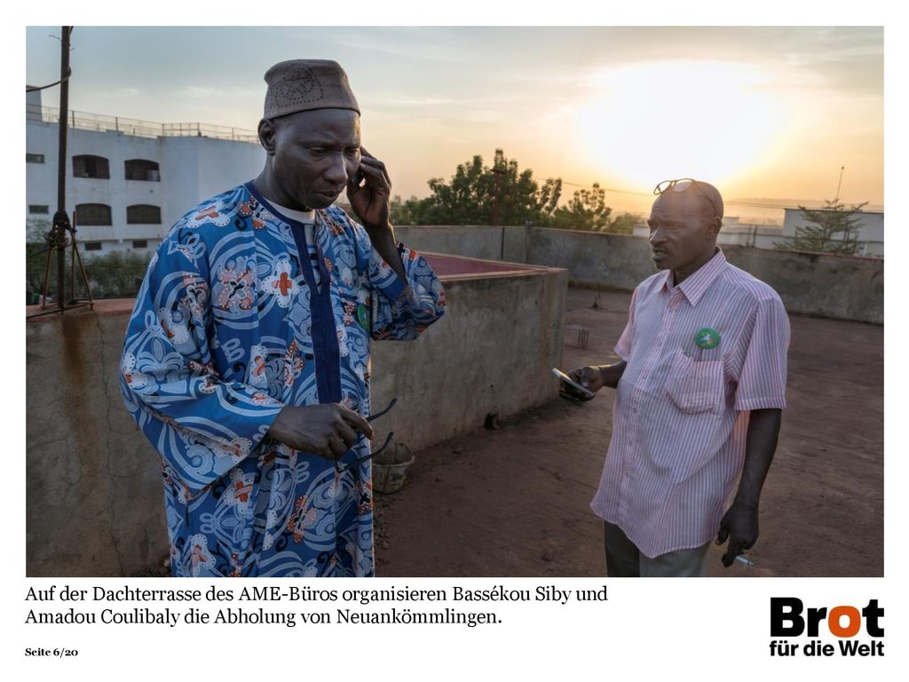 Auf der Dachterrasse des AME-Büros organisieren Bassékou Siby und Amadou Coulibaly die Abholung von Neuankömmlingen.