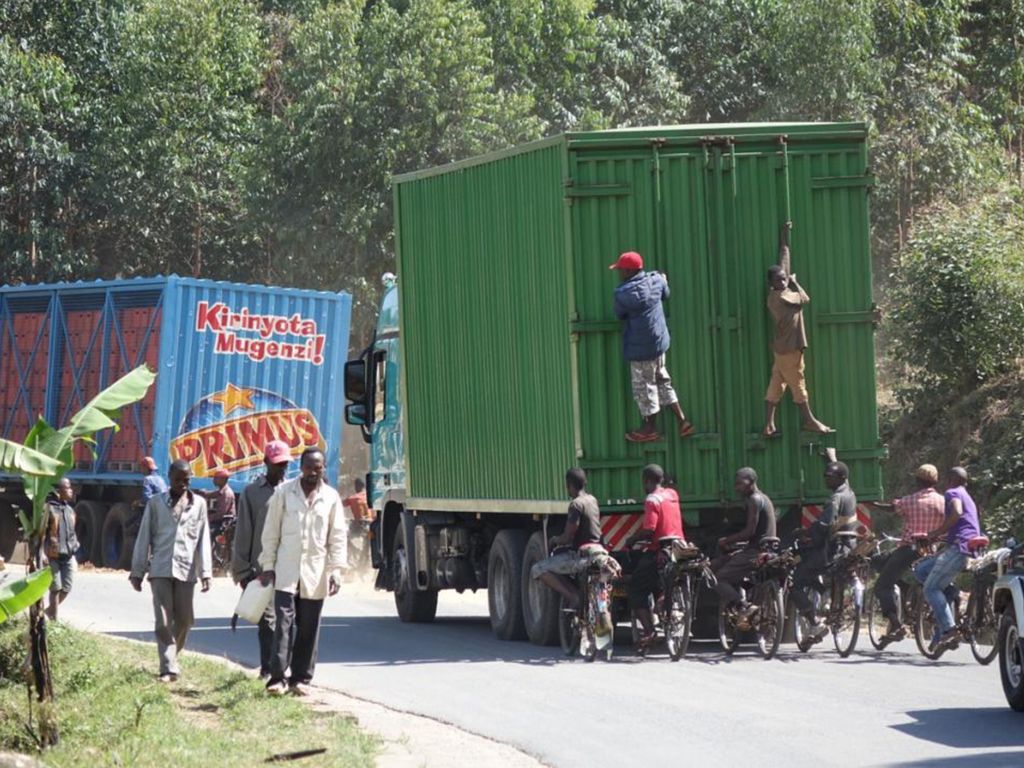 Thema Die steilen Anstiege auf dem Weg ins Hochland lassen sich die Lasten-Fahrrad-Fahrer gerne vom LKW ziehen, an dem sie sich einfach festhalten.