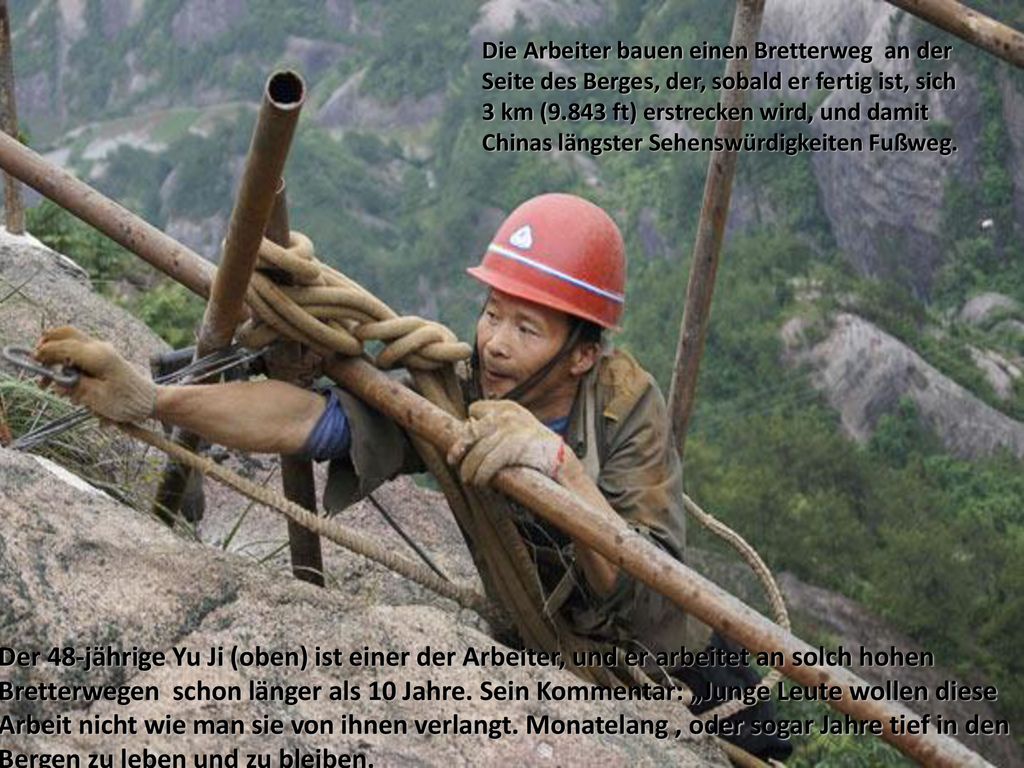 Die Arbeiter bauen einen Bretterweg an der Seite des Berges, der, sobald er fertig ist, sich 3 km (9.843 ft) erstrecken wird, und damit Chinas längster Sehenswürdigkeiten Fußweg.