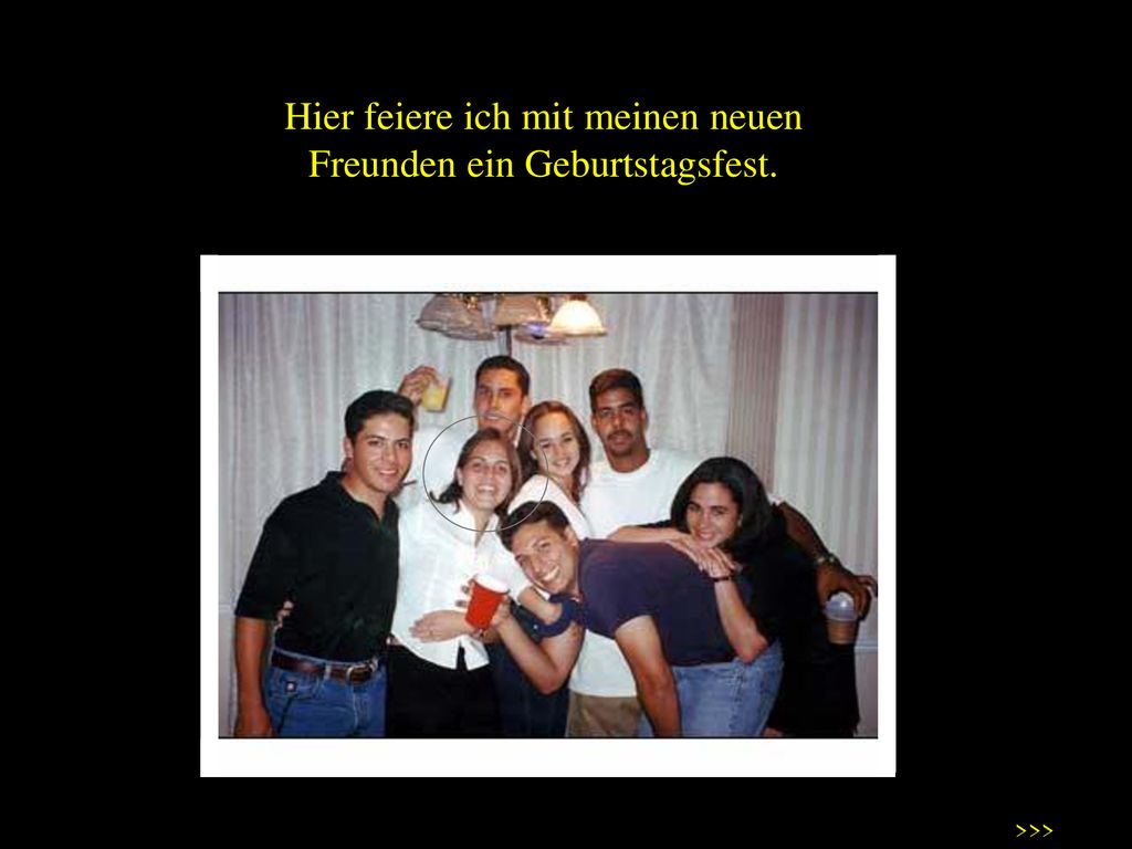 Hier feiere ich mit meinen neuen Freunden ein Geburtstagsfest.