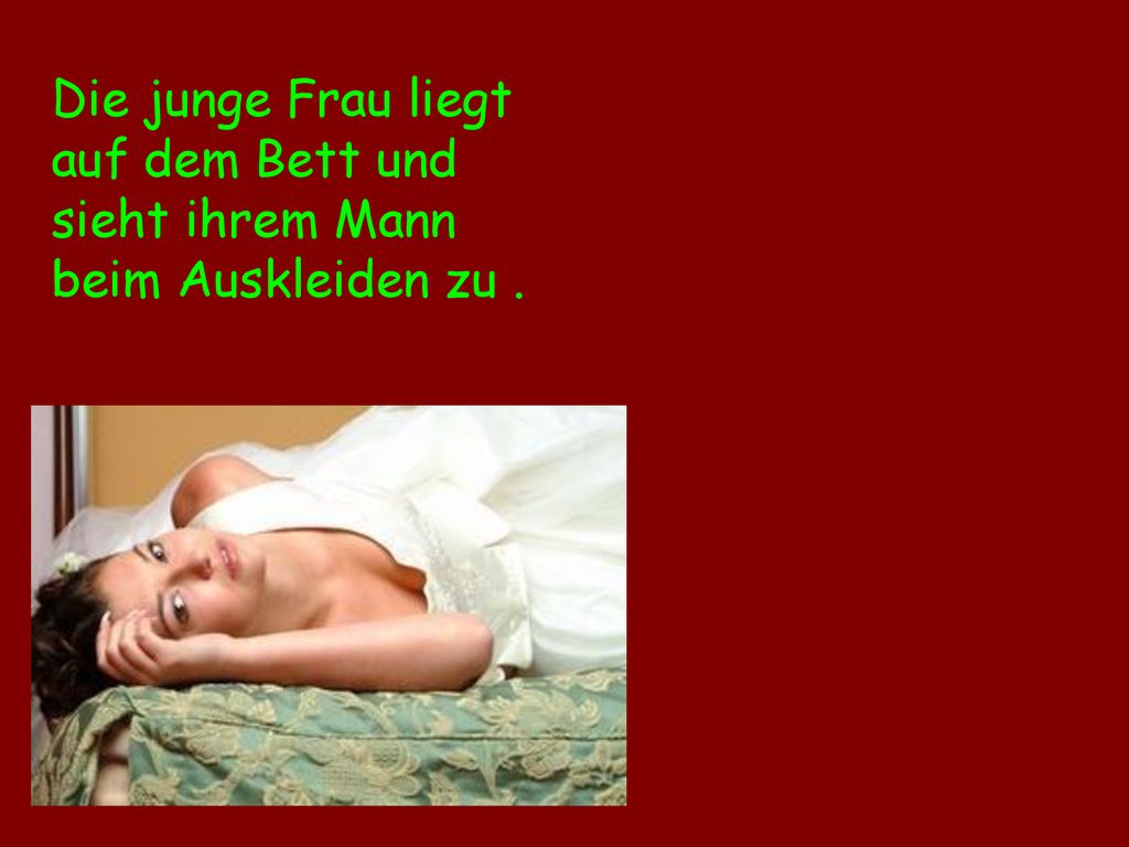 Die junge Frau liegt auf dem Bett und sieht ihrem Mann beim Auskleiden zu .