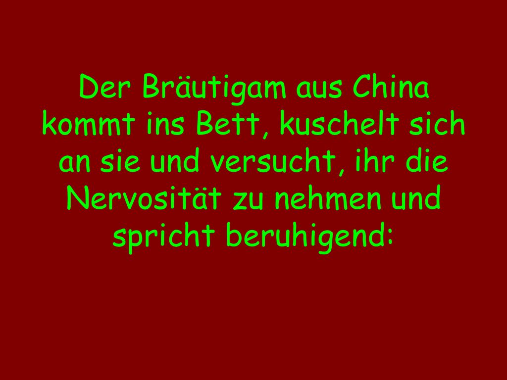 Der Bräutigam aus China kommt ins Bett, kuschelt sich an sie und versucht, ihr die Nervosität zu nehmen und spricht beruhigend: