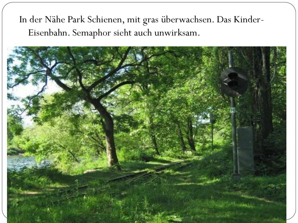 In der Nähe Park Schienen, mit gras überwachsen. Das Kinder- Eisenbahn