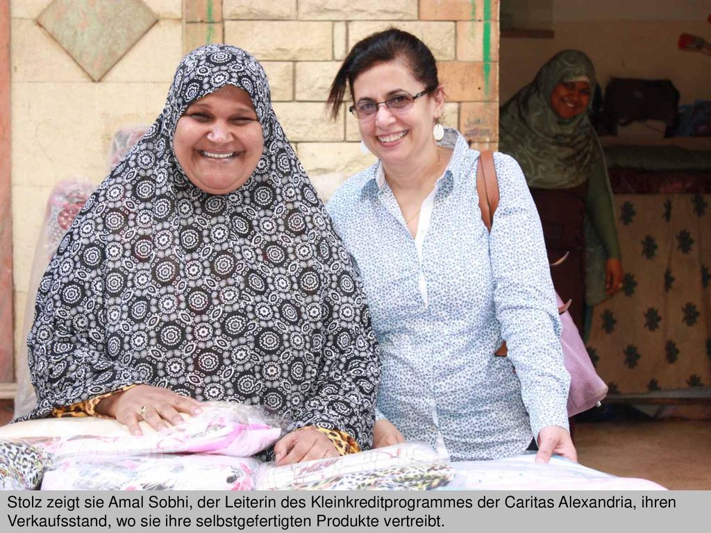 Stolz zeigt sie Amal Sobhi, der Leiterin des Kleinkreditprogrammes der Caritas Alexandria, ihren Verkaufsstand, wo sie ihre selbstgefertigten Produkte vertreibt.