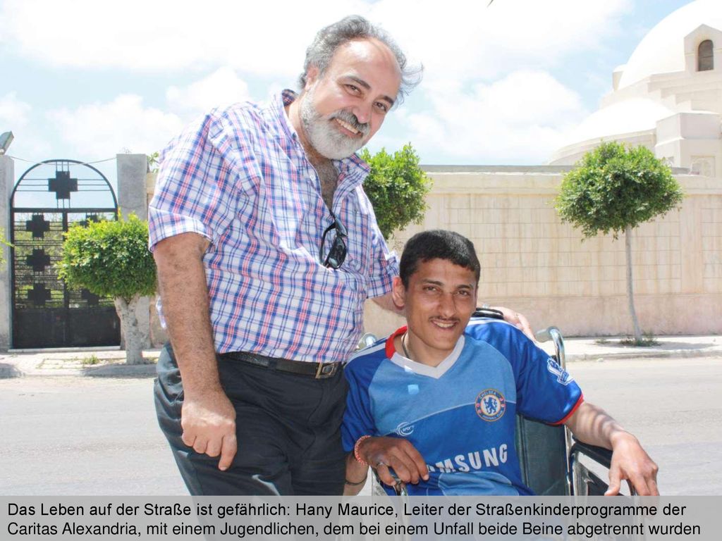 Das Leben auf der Straße ist gefährlich: Hany Maurice, Leiter der Straßenkinderprogramme der Caritas Alexandria, mit einem Jugendlichen, dem bei einem Unfall beide Beine abgetrennt wurden