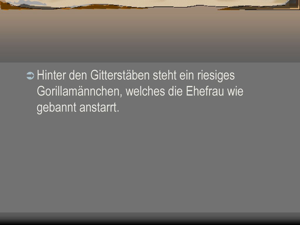 Hinter den Gitterstäben steht ein riesiges Gorillamännchen, welches die Ehefrau wie gebannt anstarrt.