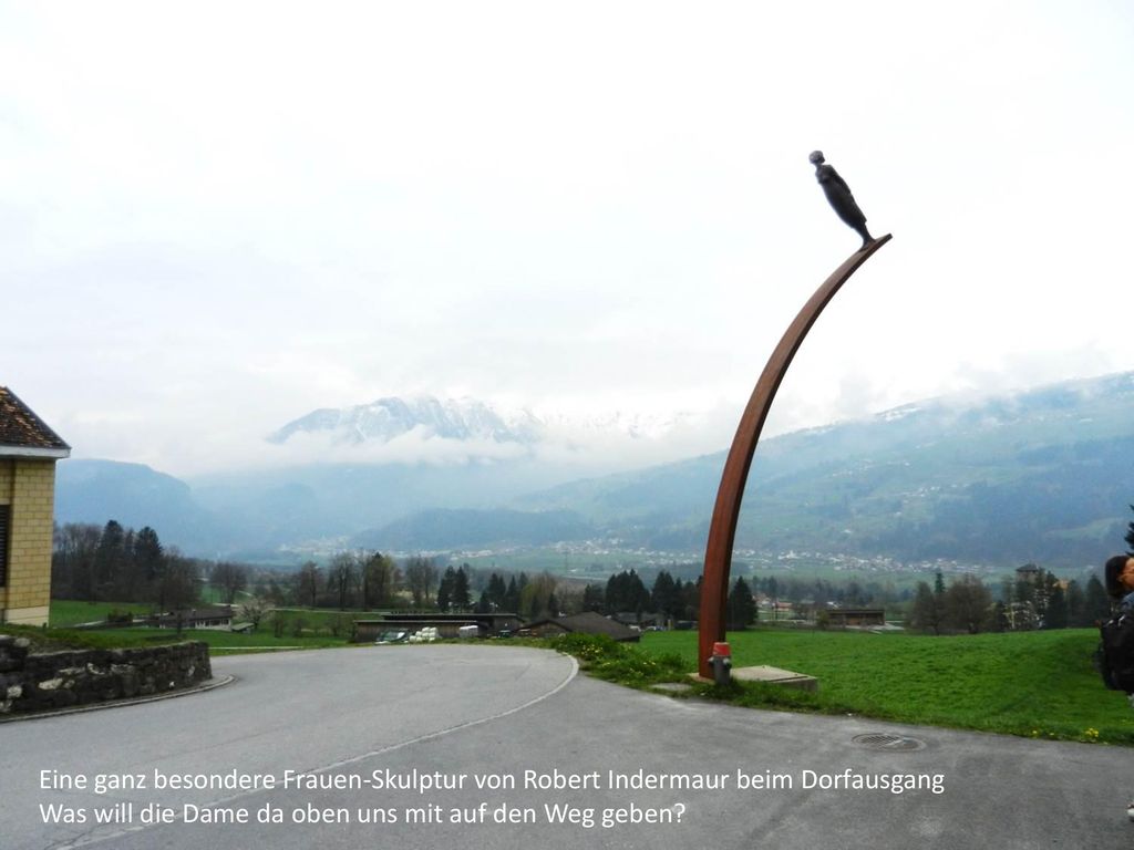 Eine ganz besondere Frauen-Skulptur von Robert Indermaur beim Dorfausgang