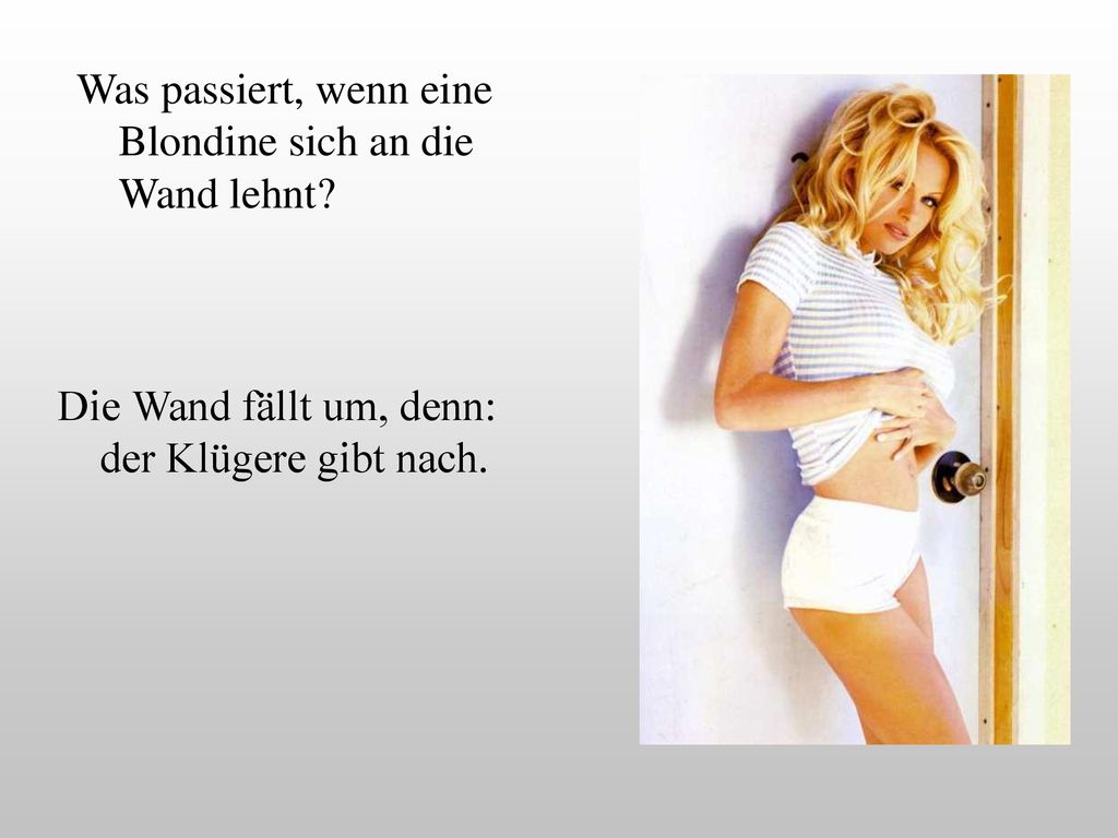 Was passiert, wenn eine Blondine sich an die Wand lehnt