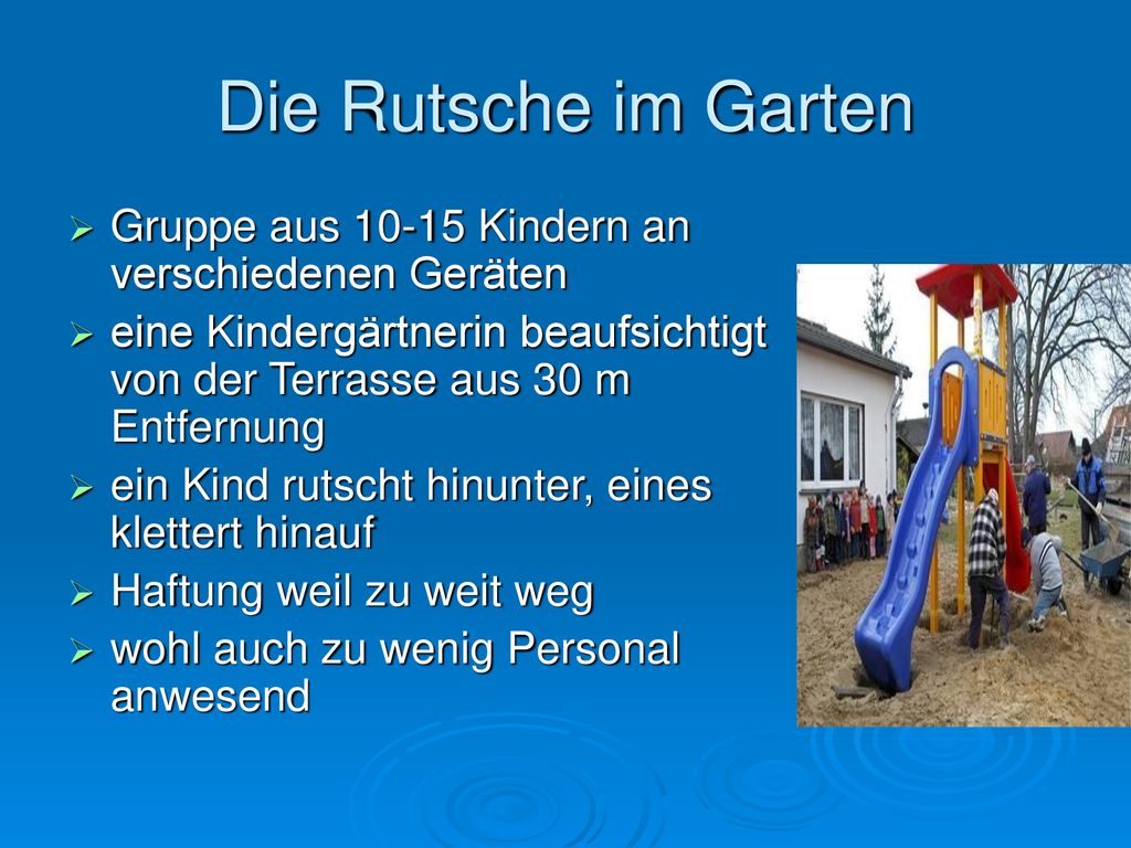Die Rutsche im Garten Gruppe aus Kindern an verschiedenen Geräten. eine Kindergärtnerin beaufsichtigt von der Terrasse aus 30 m Entfernung.