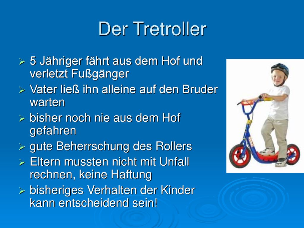 Der Tretroller 5 Jähriger fährt aus dem Hof und verletzt Fußgänger