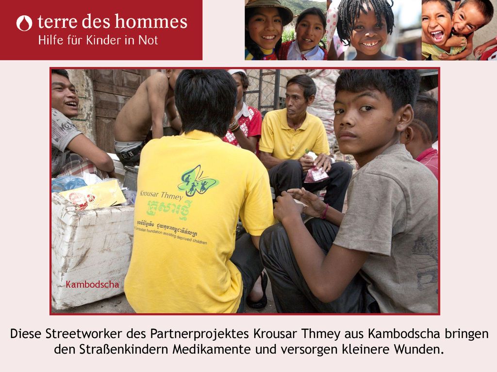 Kambodscha Diese Streetworker des Partnerprojektes Krousar Thmey aus Kambodscha bringen den Straßenkindern Medikamente und versorgen kleinere Wunden.