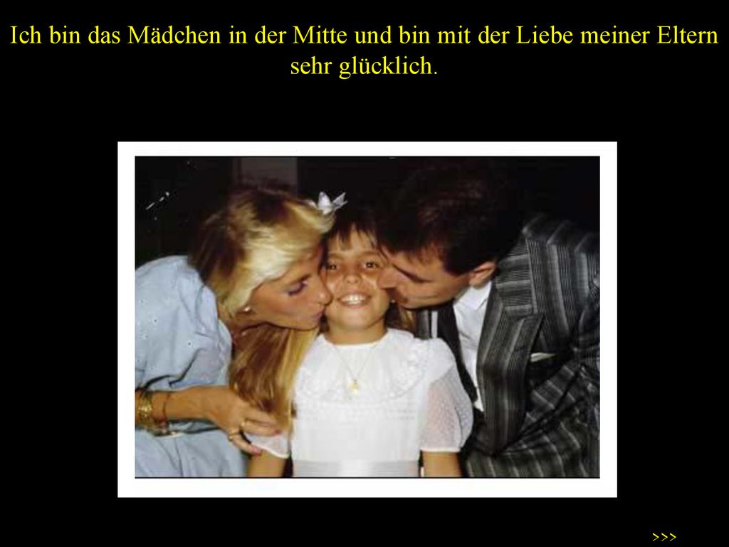 Ich bin das Mädchen in der Mitte und bin mit der Liebe meiner Eltern sehr glücklich.