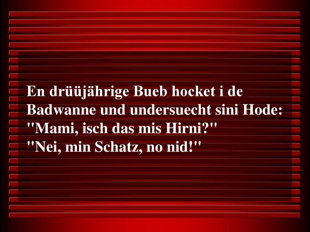 En drüüjährige Bueb hocket i de Badwanne und undersuecht sini Hode:
