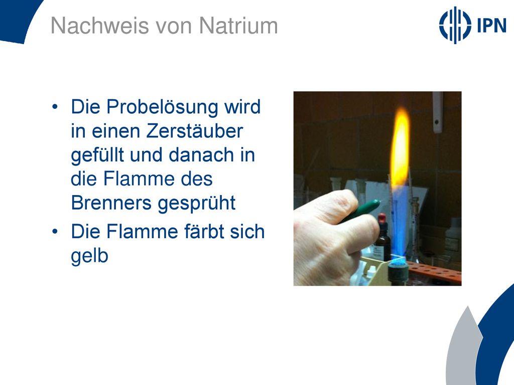 Nachweis von Natrium Die Probelösung wird in einen Zerstäuber gefüllt und danach in die Flamme des Brenners gesprüht.