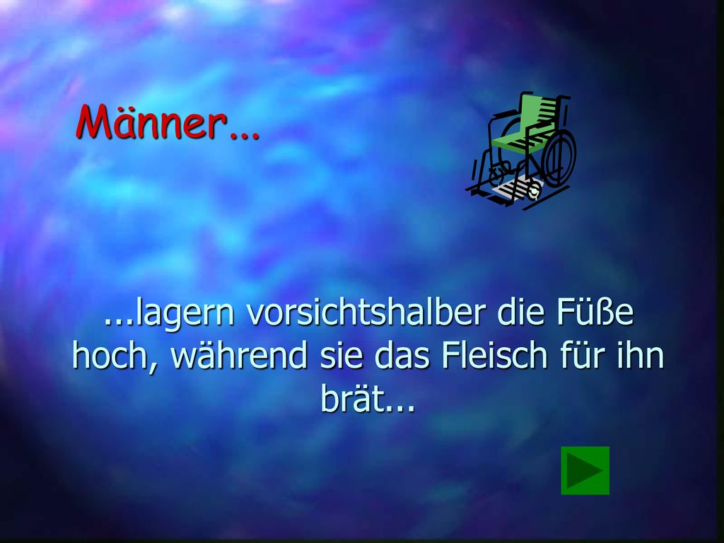 Männer lagern vorsichtshalber die Füße hoch, während sie das Fleisch für ihn brät...