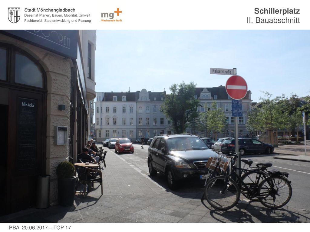 Auf der anderen Seite des Platzes, vor Café van Dooren: